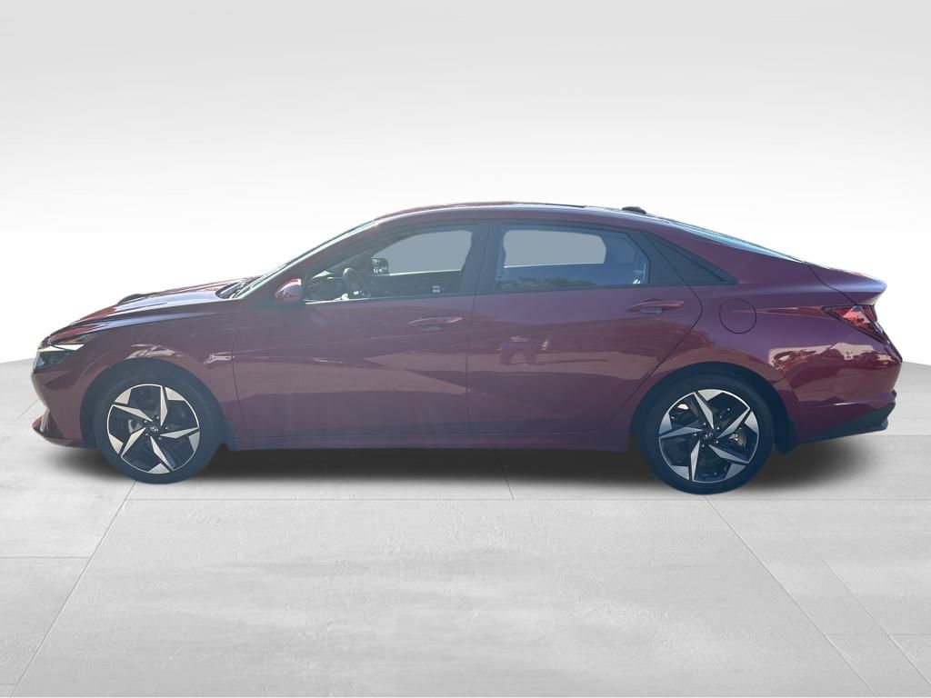 2023 Hyundai Elantra SEL photo 2