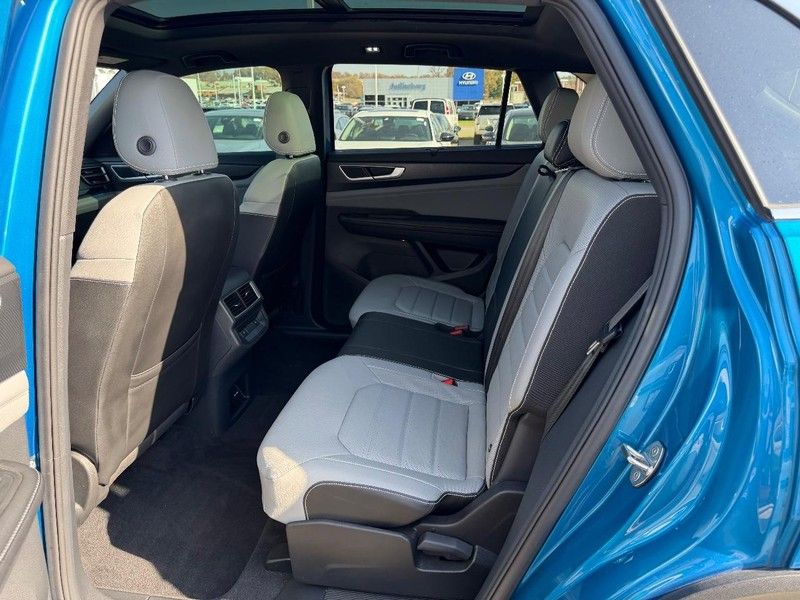 2024 Volkswagen Atlas Cross Sport SEL R-Line photo 4