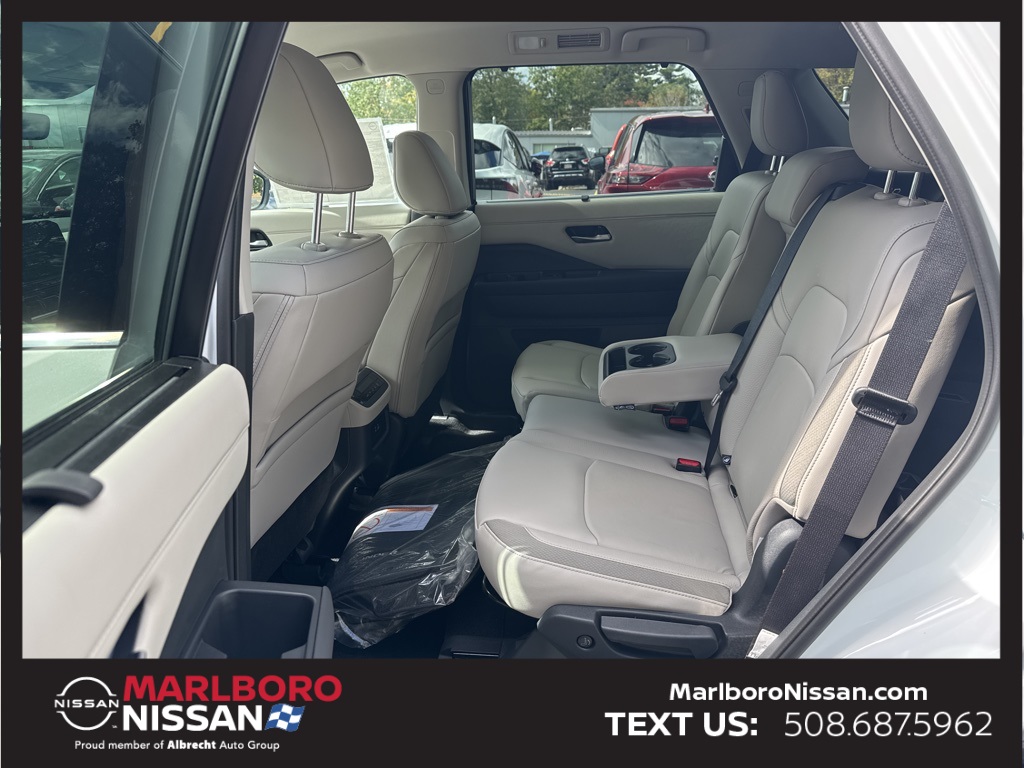 2025 Nissan Pathfinder SL photo 17