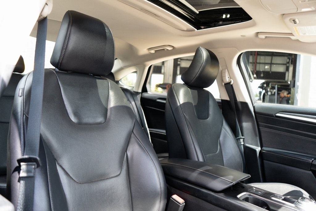 2019 Ford Fusion Hybrid Titanium photo 16