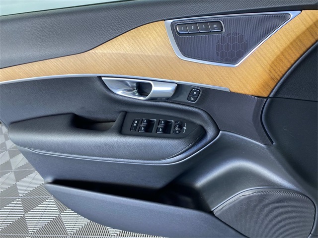 2022 Volvo XC90 T6 Momentum photo 22