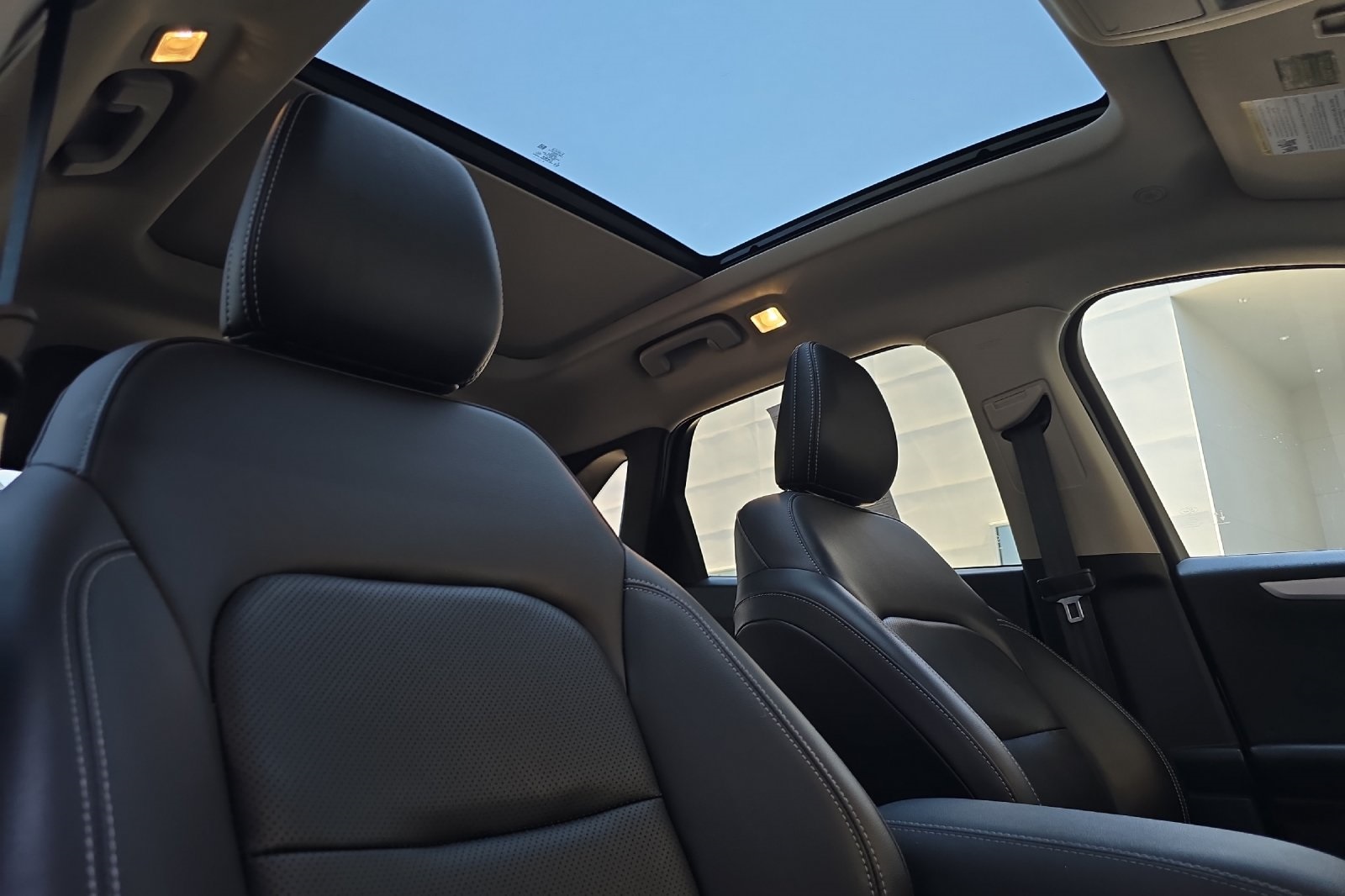 2020 Ford Escape SE Sport Hybrid photo 18