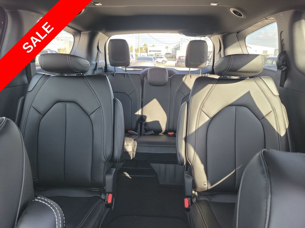 2025 Chrysler Pacifica photo 13