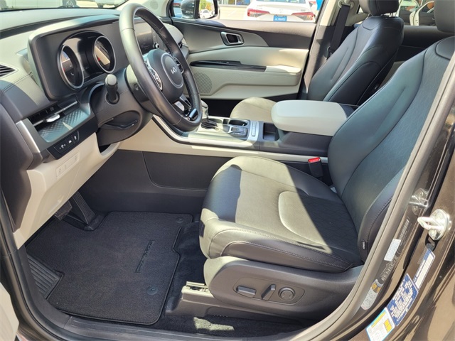 2024 Kia Carnival LX photo 5