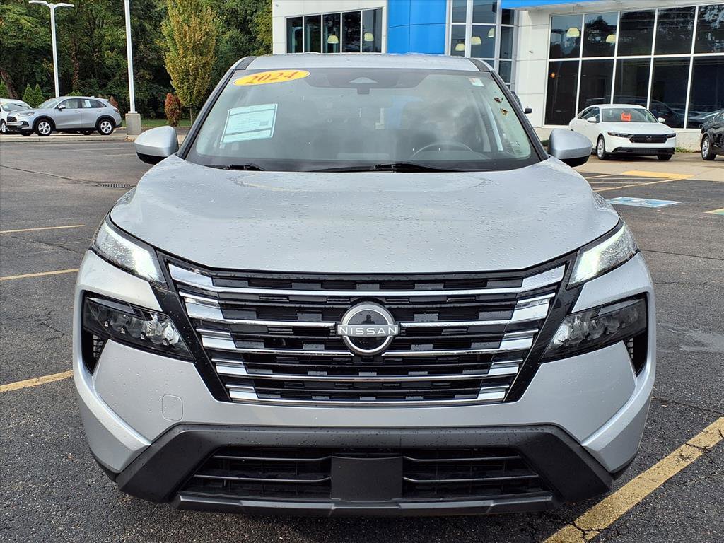 2024 Nissan Rogue SV photo 2