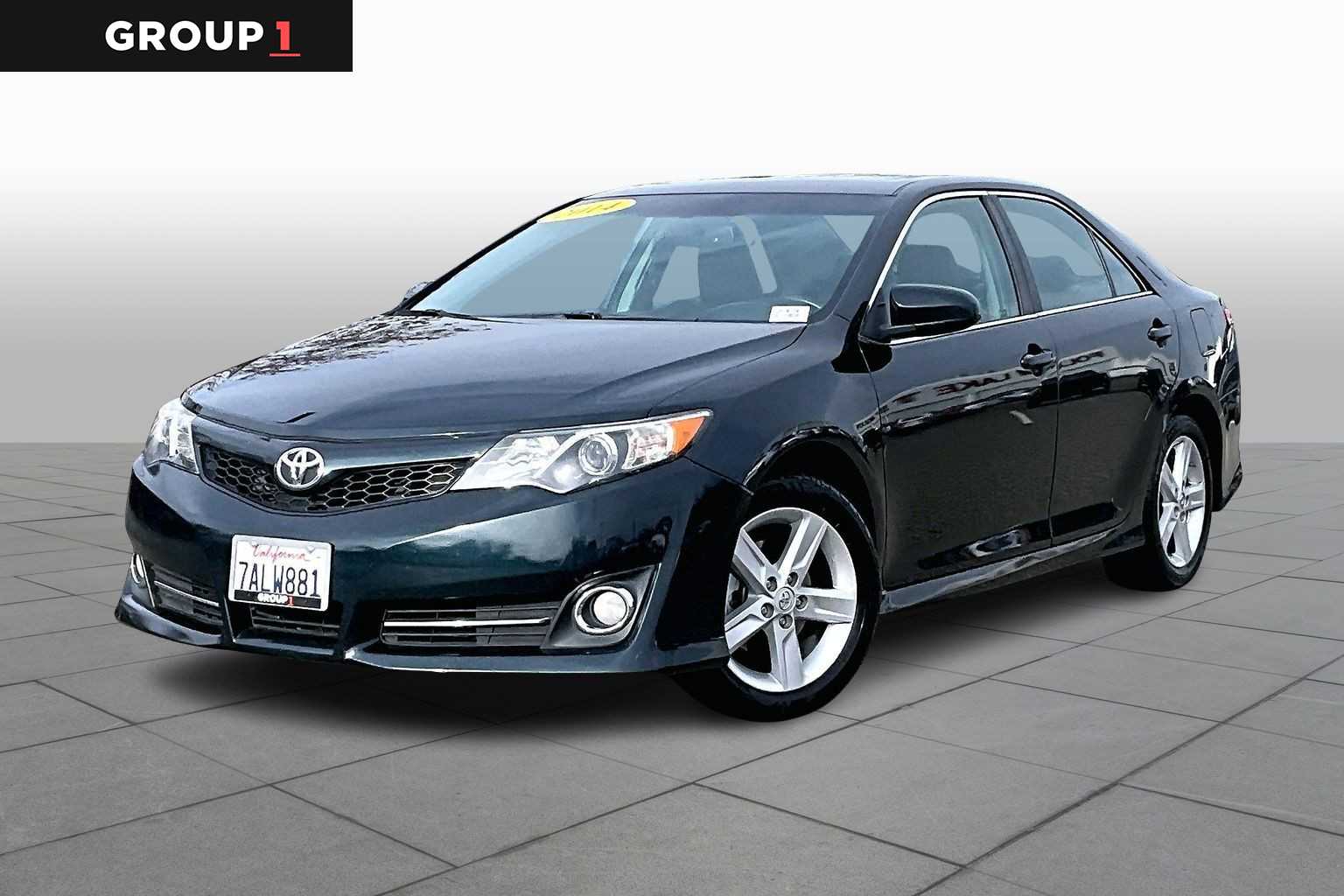 2014 Toyota Camry SE's photo