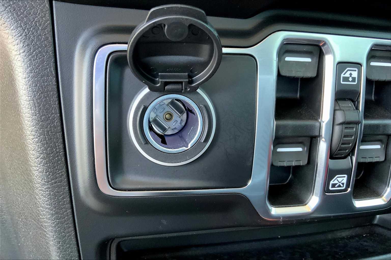 2022 Jeep Gladiator Willys Sport photo 30