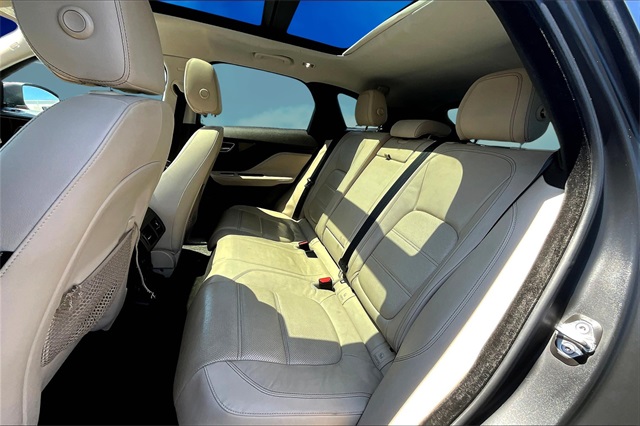 2017 Jaguar F-PACE Prestige photo 25