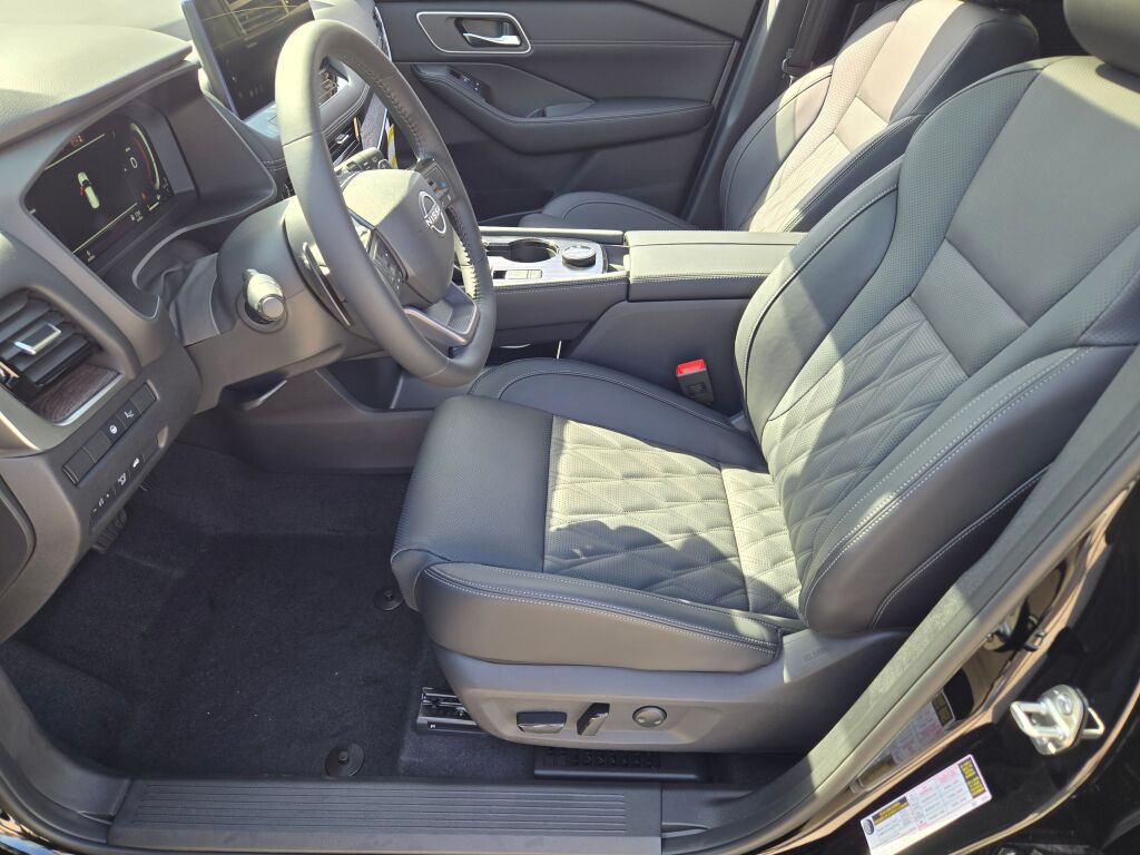 2026 Nissan Rogue Platinum photo 17