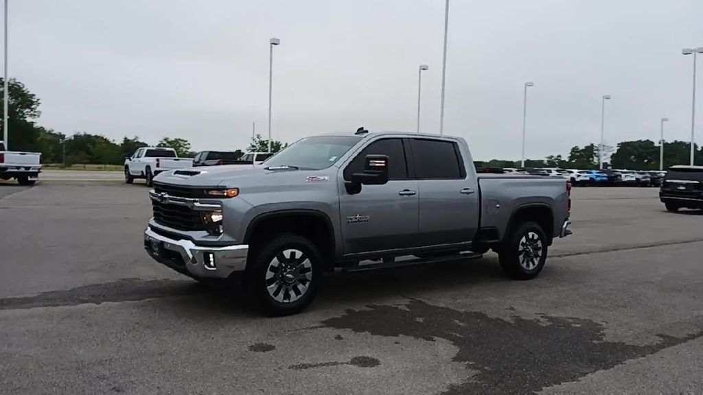 2025 Chevrolet Silverado 2500HD LT photo 3