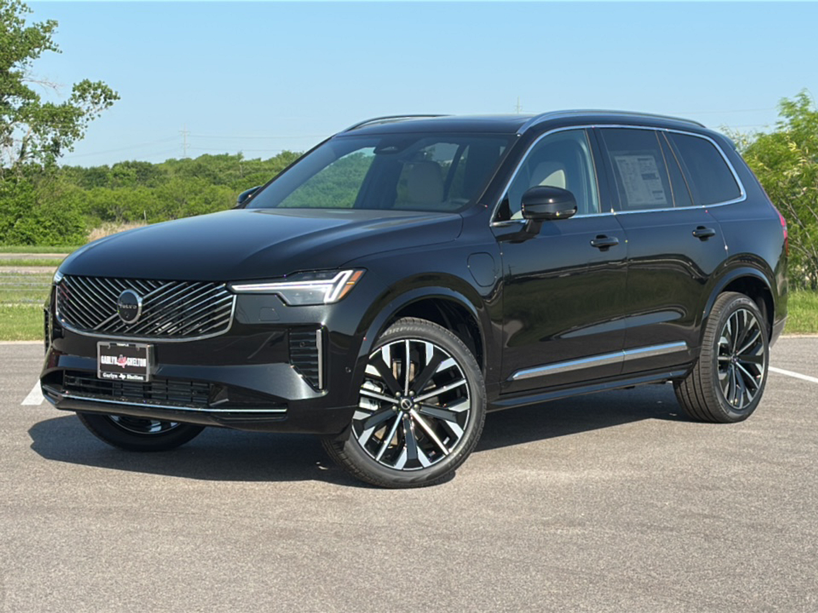 2025 Volvo XC90 T8 AWD Plus photo 2