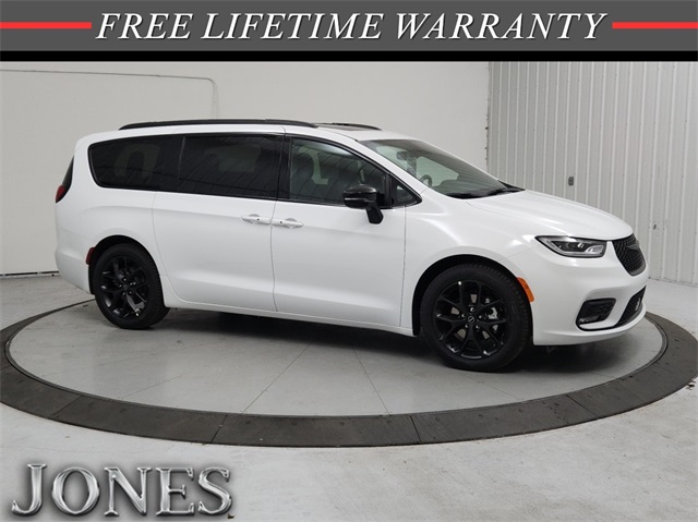 2026 Chrysler Pacifica Limited's photo