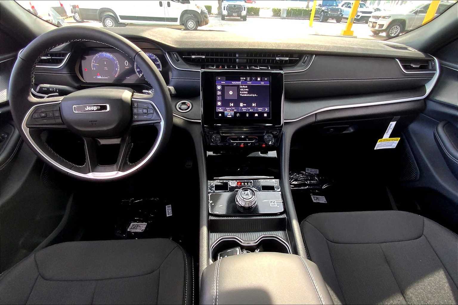 2025 Jeep Grand Cherokee Laredo photo 4