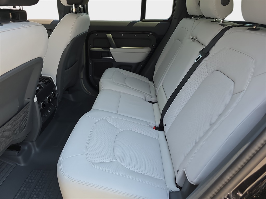 2025 Land Rover Defender 110 X-Dynamic SE photo 10