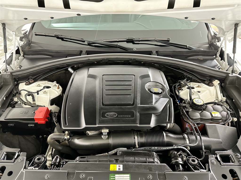 Used 2018 Fuji White Land Rover SE R-Dynamic image 27