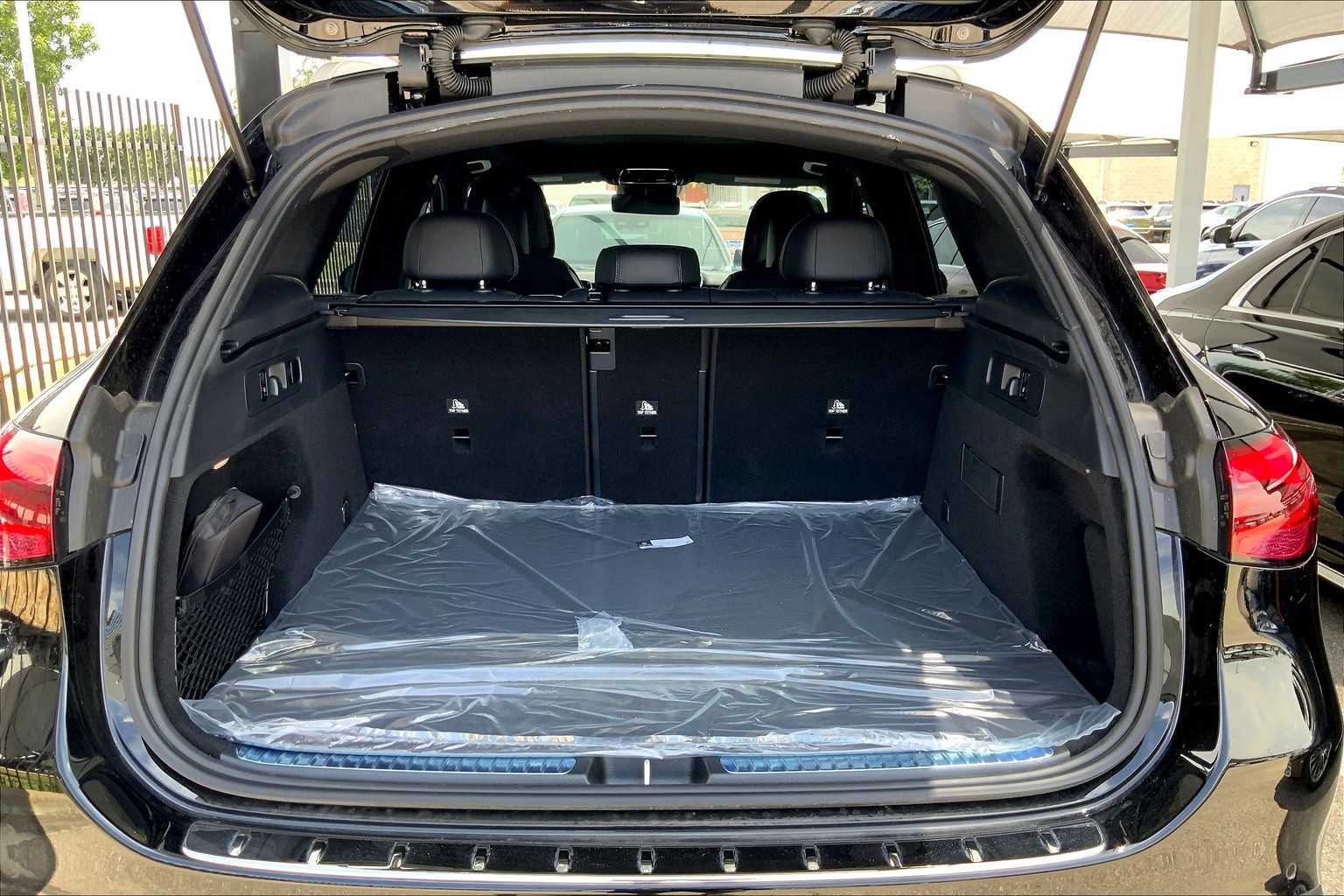 2025 Mercedes Benz GLC 300 photo 14