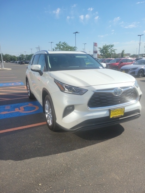 2021 Toyota Highlander Hybrid Limited photo 3
