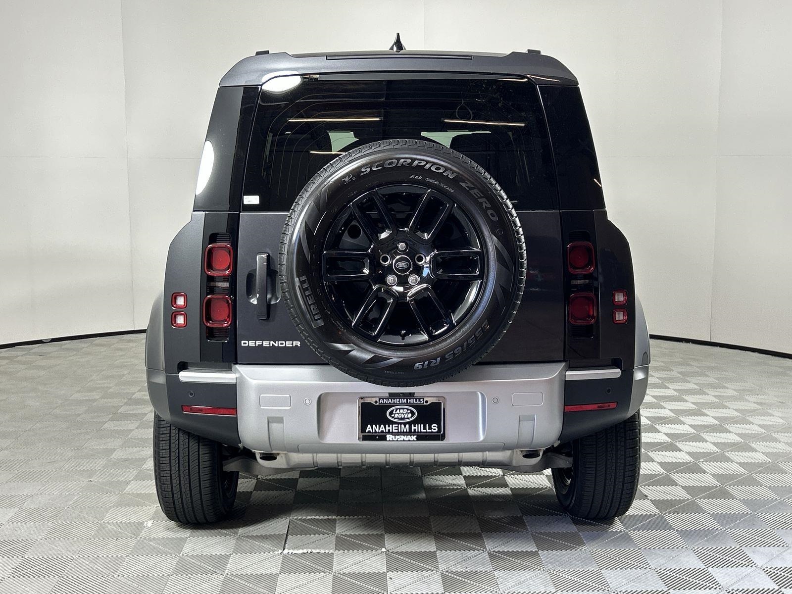 2025 Land Rover Defender 110 S photo 4