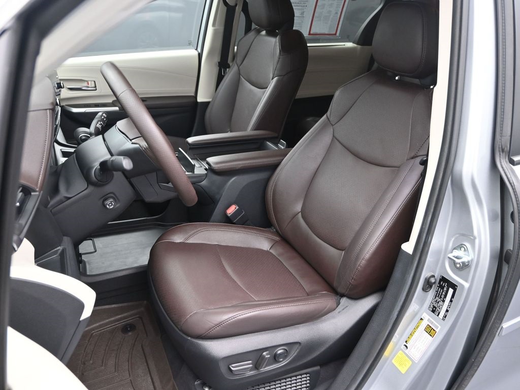 2022 Toyota Sienna Platinum photo 12