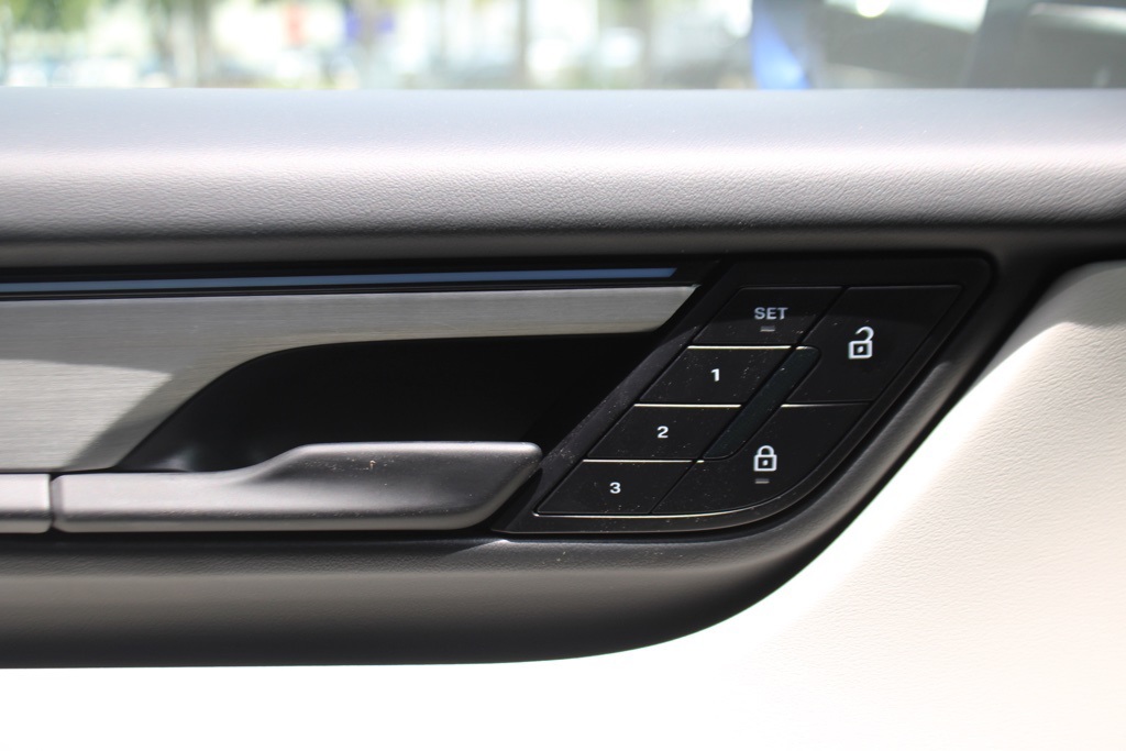 2025 Porsche Macan Electric photo 18