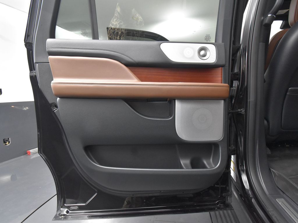 2024 Lincoln Navigator Reserve Luxury Monochromatic photo 28