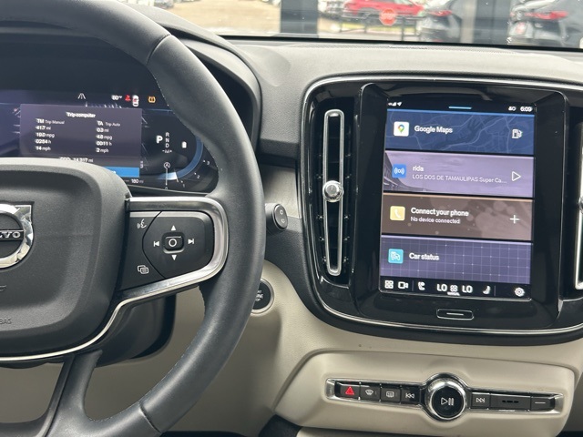 2024 Volvo XC40 Plus photo 11