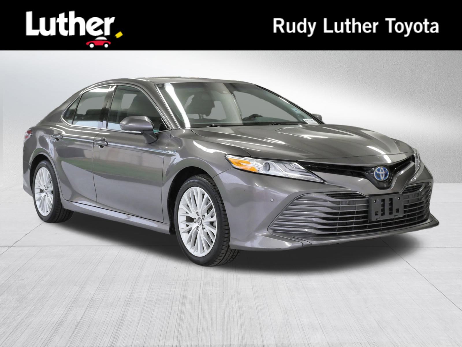 2018 Toyota Camry XLE Hybrid's photo