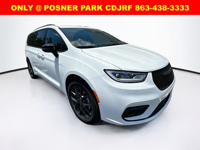 2026 Chrysler Pacifica Limited photo 3