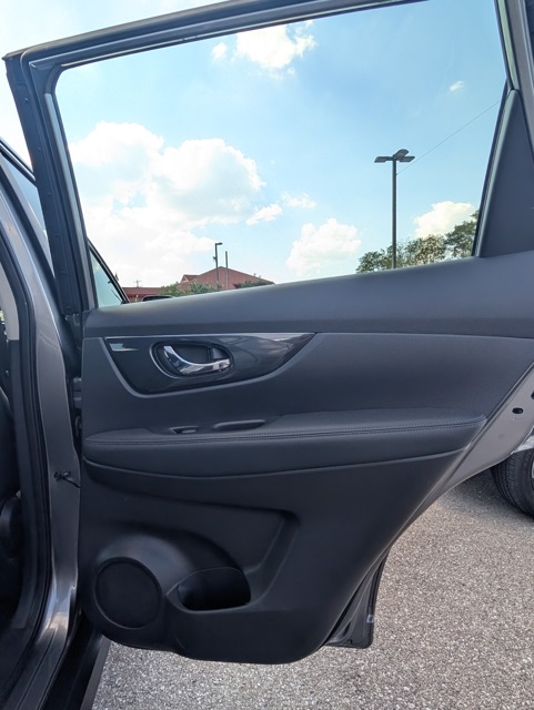2018 Nissan Rogue S photo 18