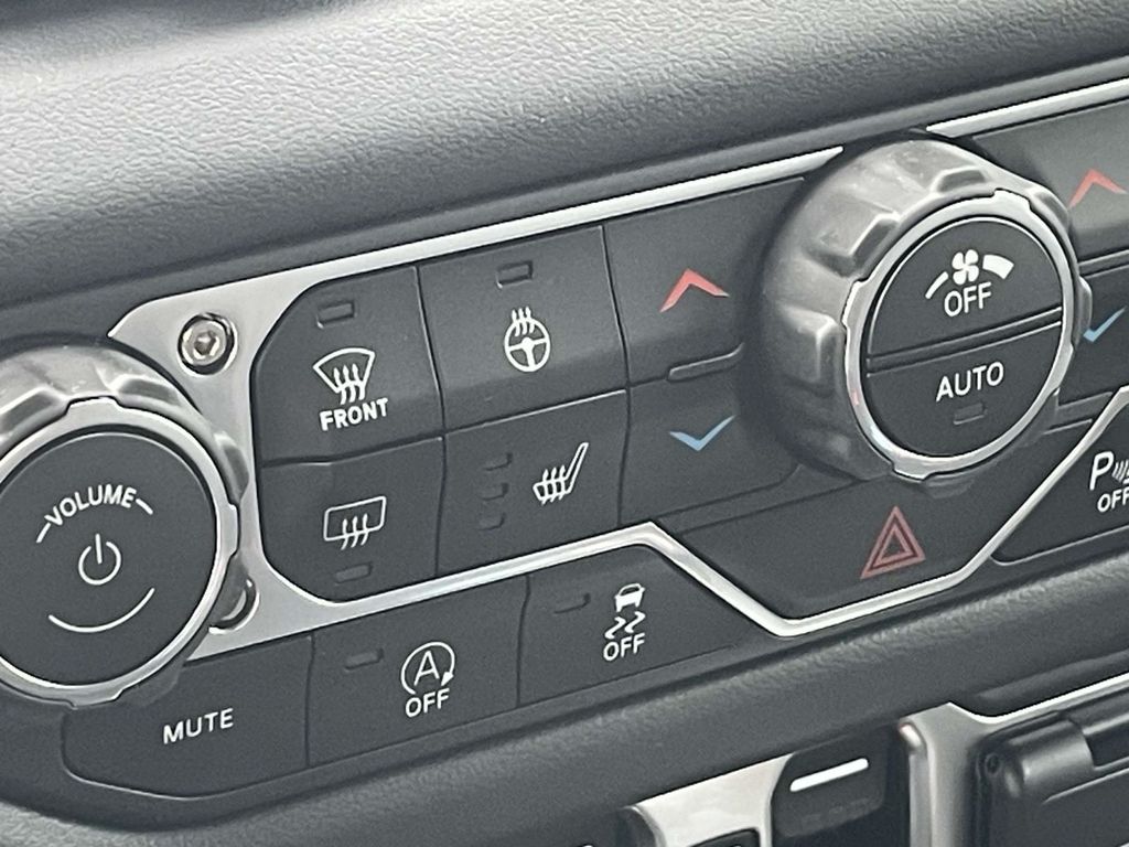 2025 Jeep Wrangler Sahara photo 34