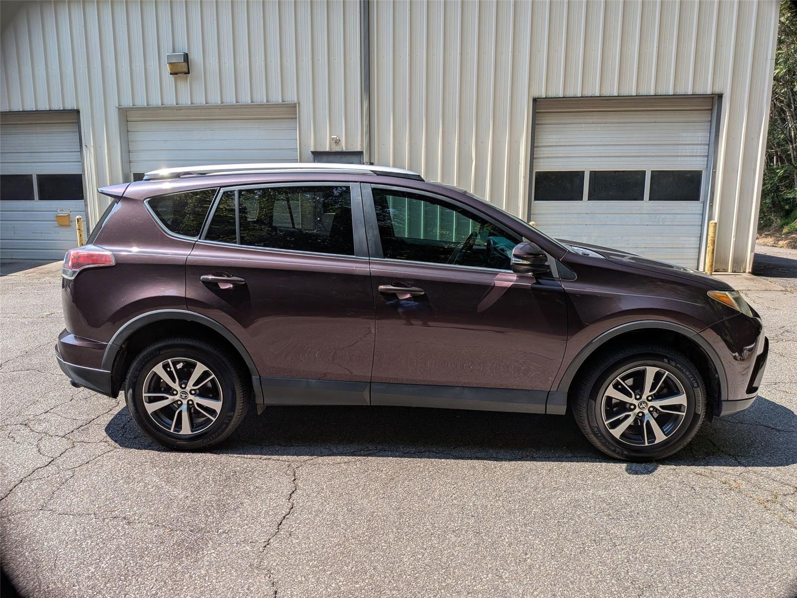 2016 Toyota RAV4 XLE photo 4