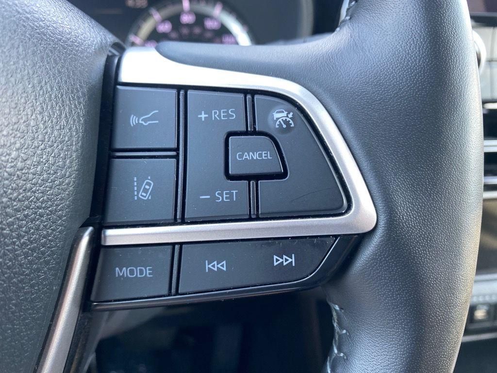 2024 Toyota Highlander XLE photo 16