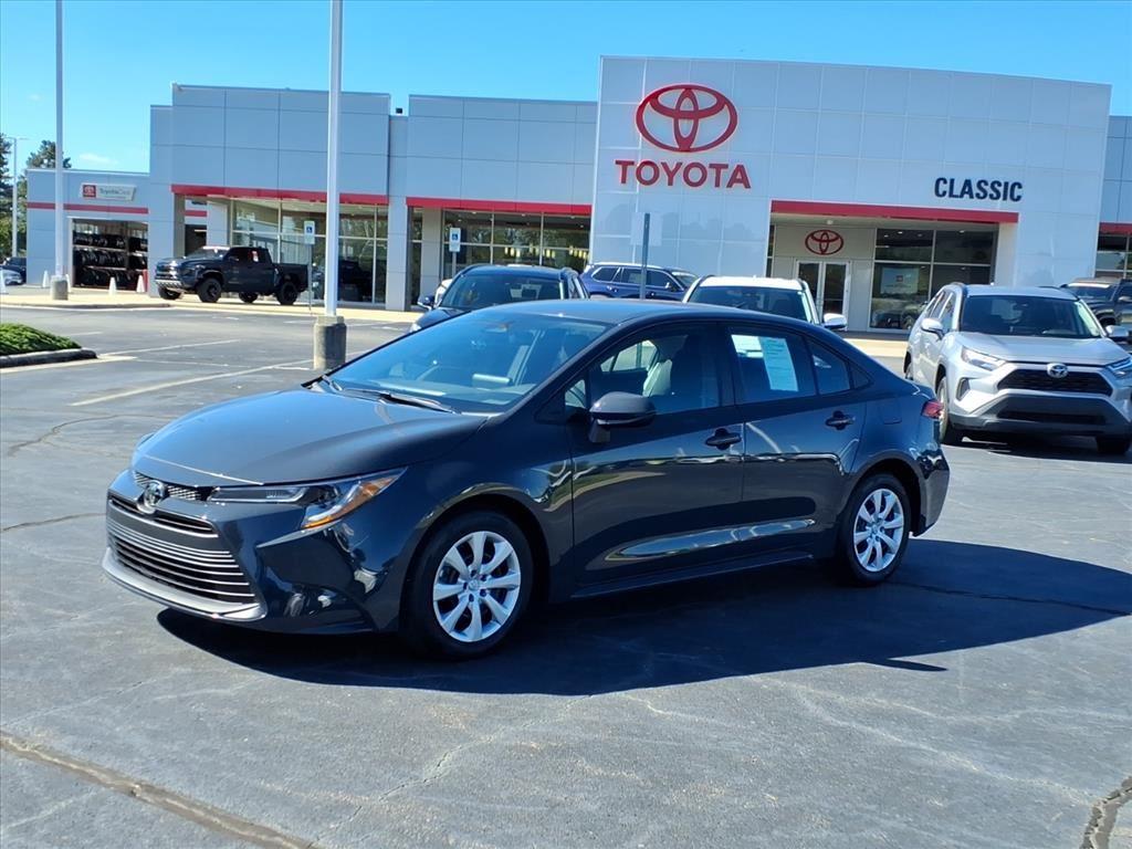 2025 Toyota Corolla LE's photo