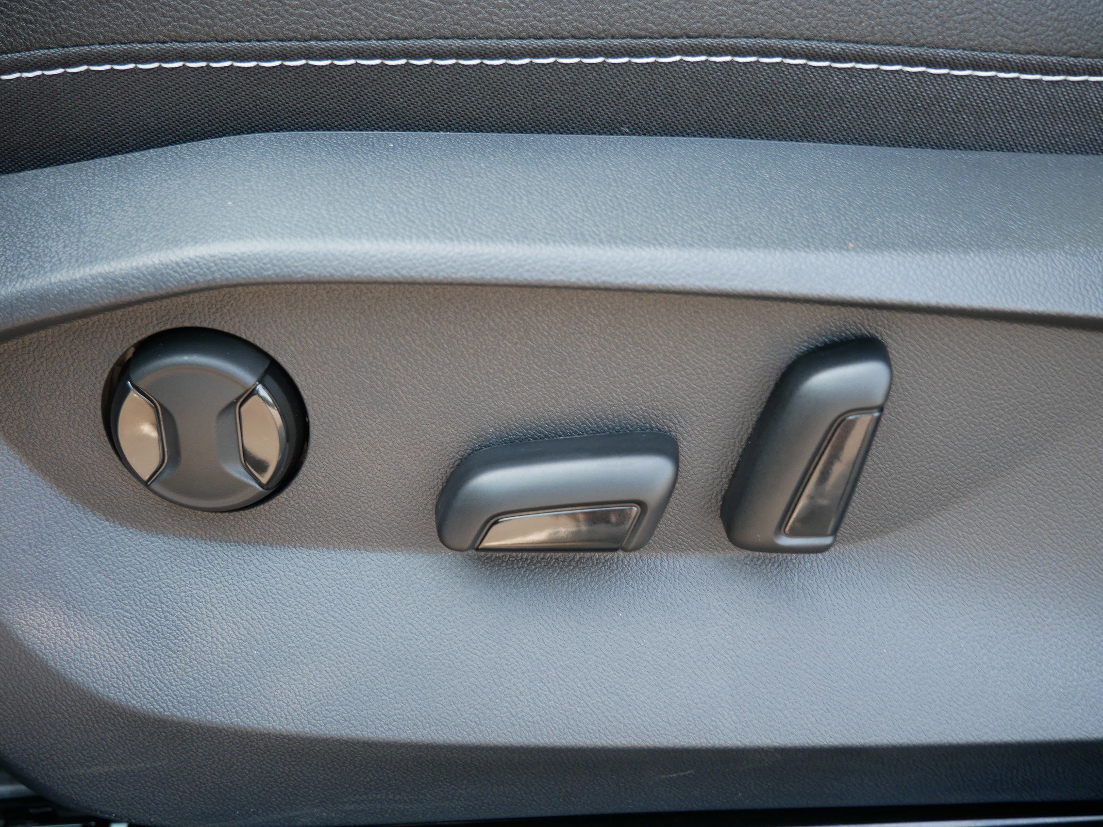 2025 Volkswagen Taos SEL photo 11