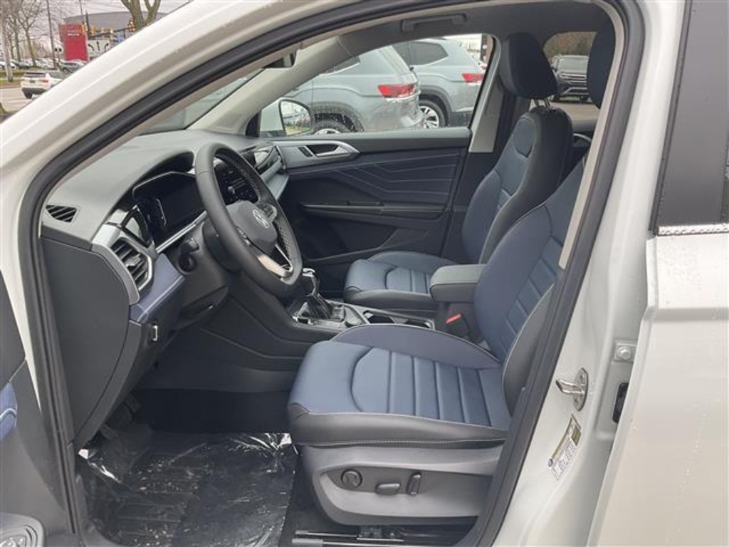 2025 Volkswagen Taos SEL photo 4