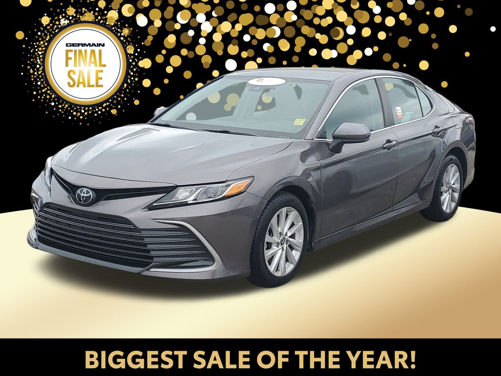 2023 Toyota Camry LE's photo