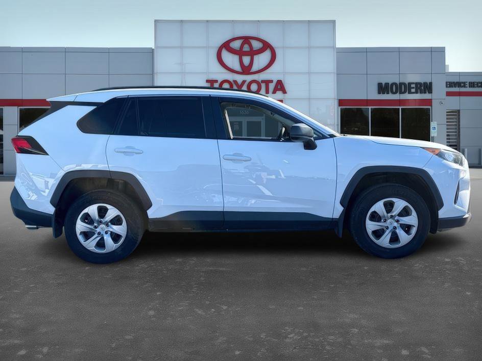 2021 Toyota RAV4 LE photo 4