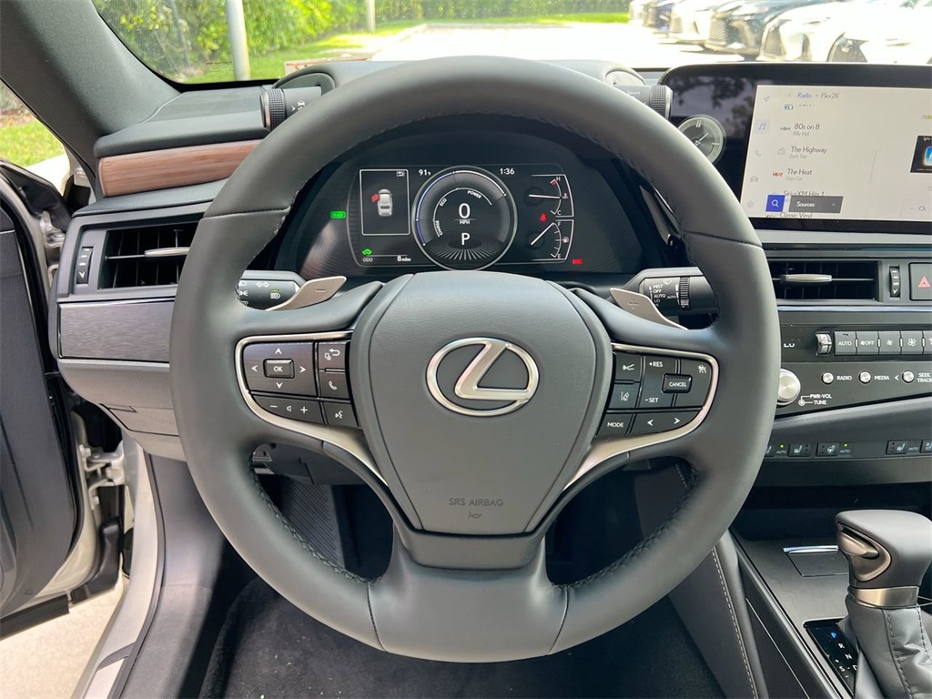 2025 Lexus ES 300h photo 12