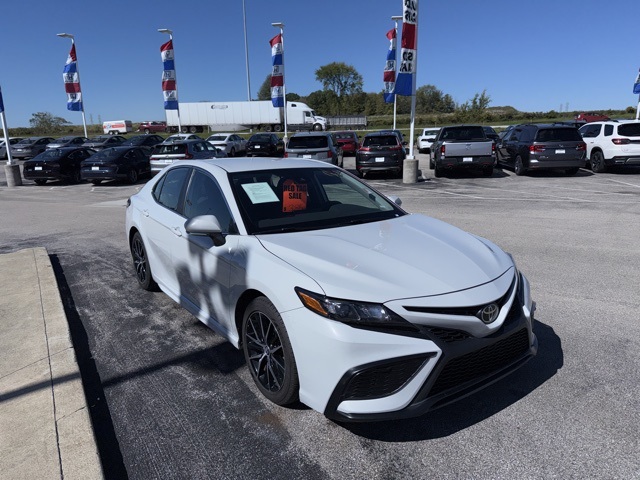 2023 Toyota Camry SE photo 3