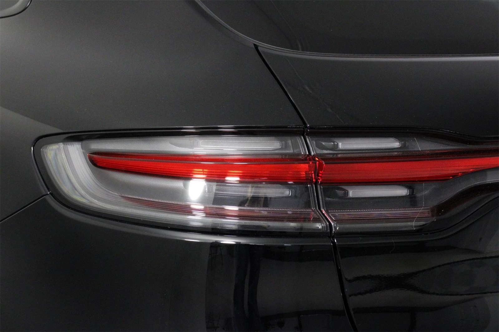 2025 Porsche Macan photo 19