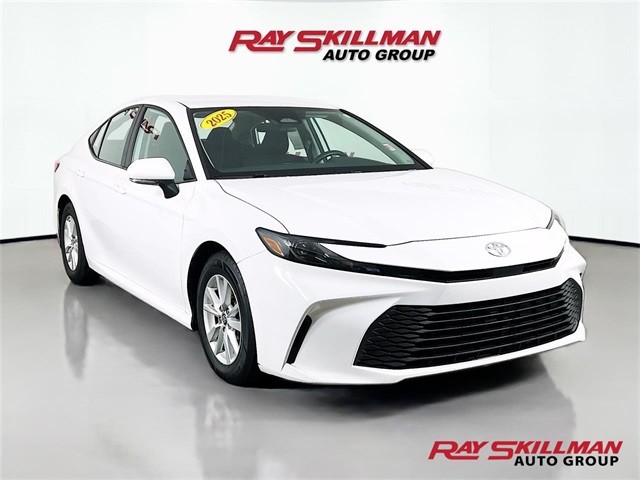 2025 Toyota Camry LE's photo