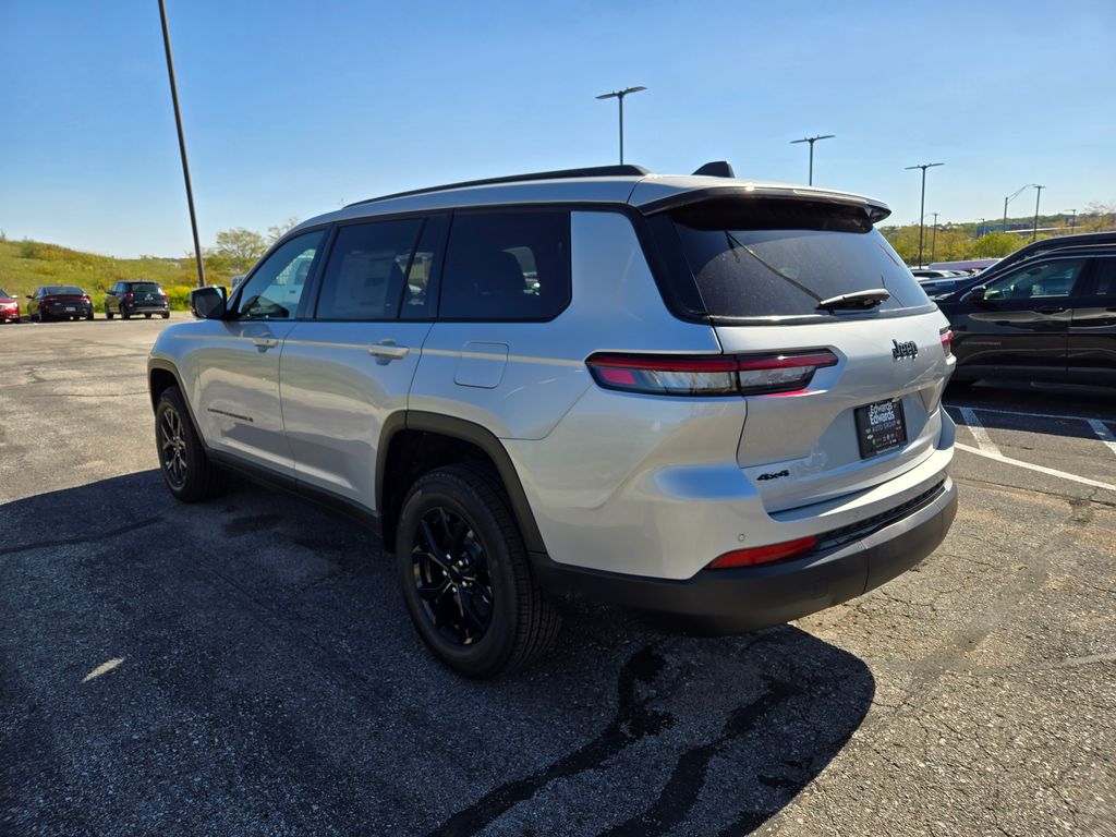 2025 Jeep Grand Cherokee Laredo Altitude photo 4