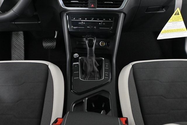2025 Volkswagen Taos SE photo 8