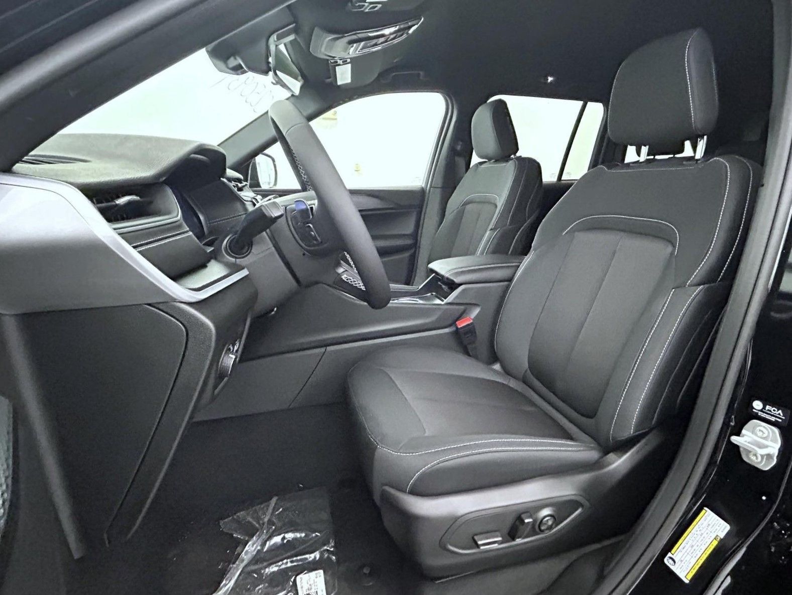 2025 Jeep Grand Cherokee Laredo Altitude photo 9
