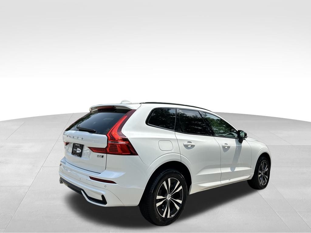 2025 Volvo XC60 B5 Core photo 4