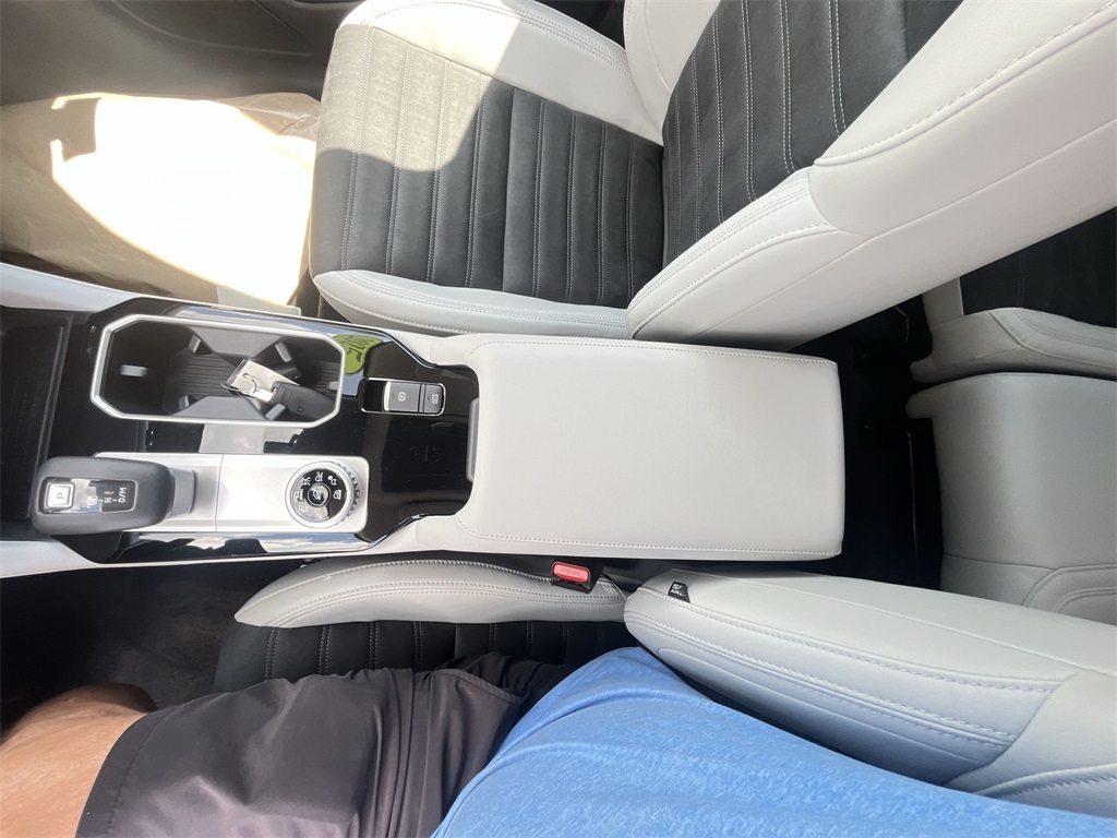2025 Mitsubishi Outlander SE photo 18