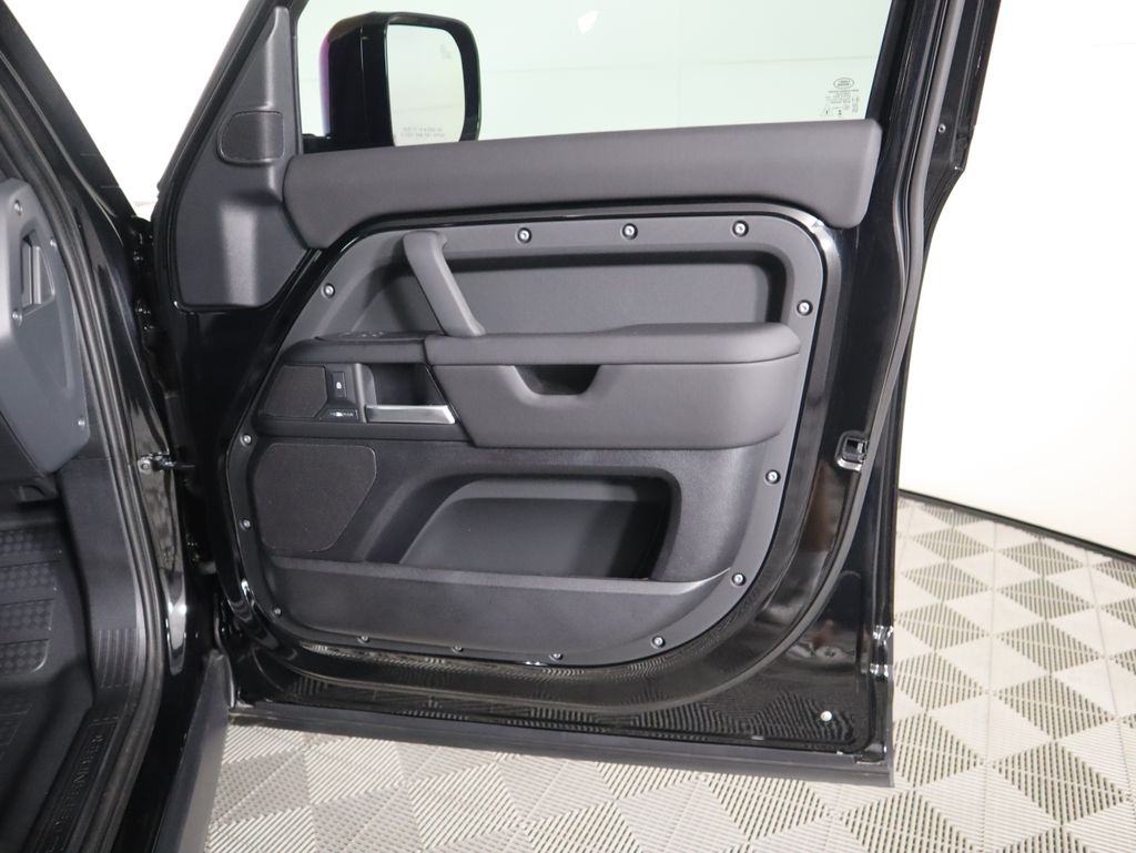 2025 Land Rover Defender 110 S photo 24