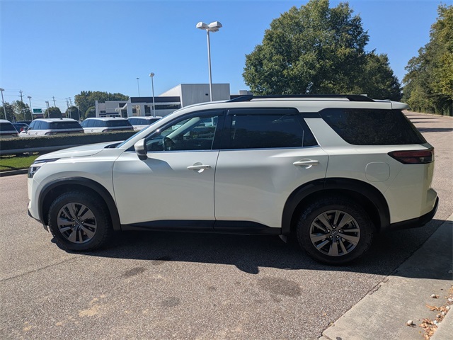 2022 Nissan Pathfinder SV photo 2