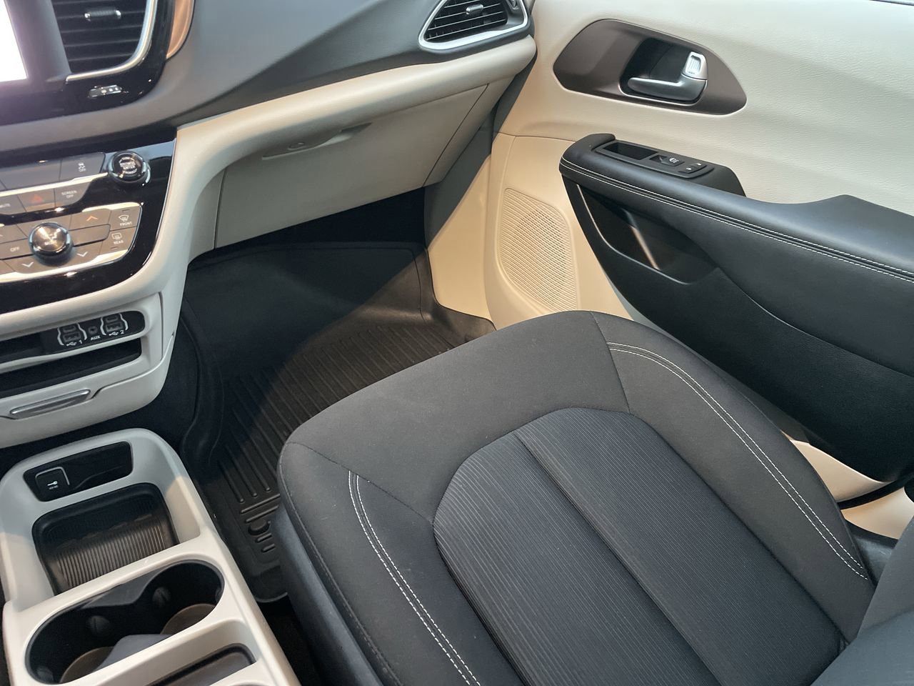 2024 Chrysler Voyager LX photo 14