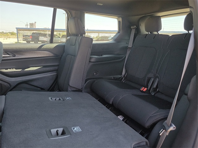 2025 Jeep Grand Cherokee Laredo photo 8